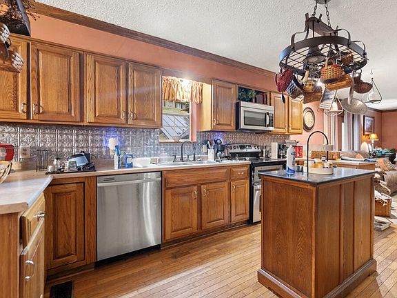 3rd image of 35 Hollan Ln