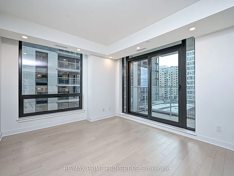 180 George St #508 — Photo 4