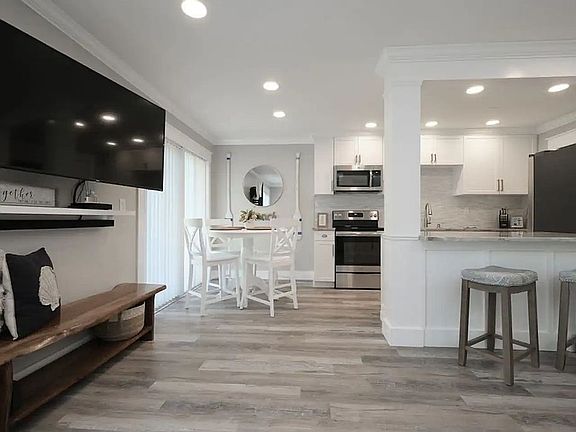 Kitchen & Dining