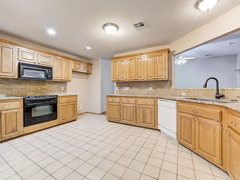 605 Eastview Dr — Photo 12