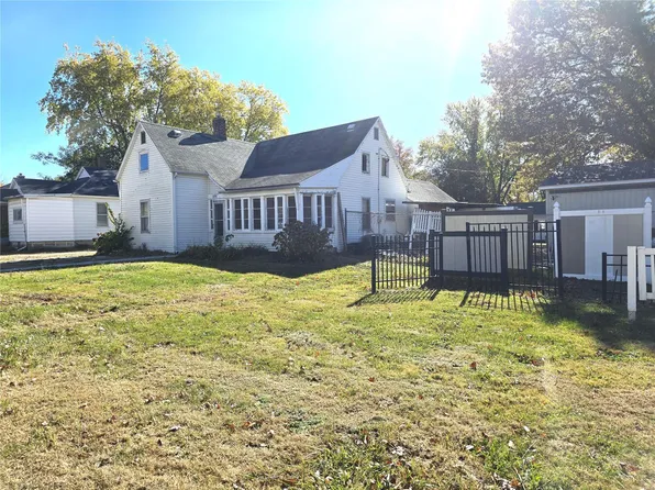 1206 School St, Hillsboro, IL 62049