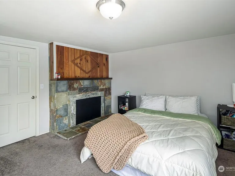 2043 Yew St — Photo 13