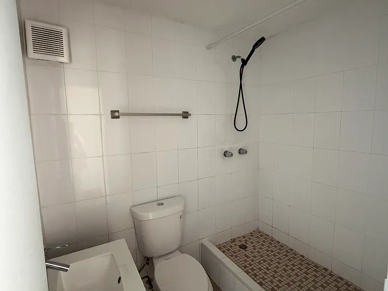 1050 Las Palmas Ave — Photo 10