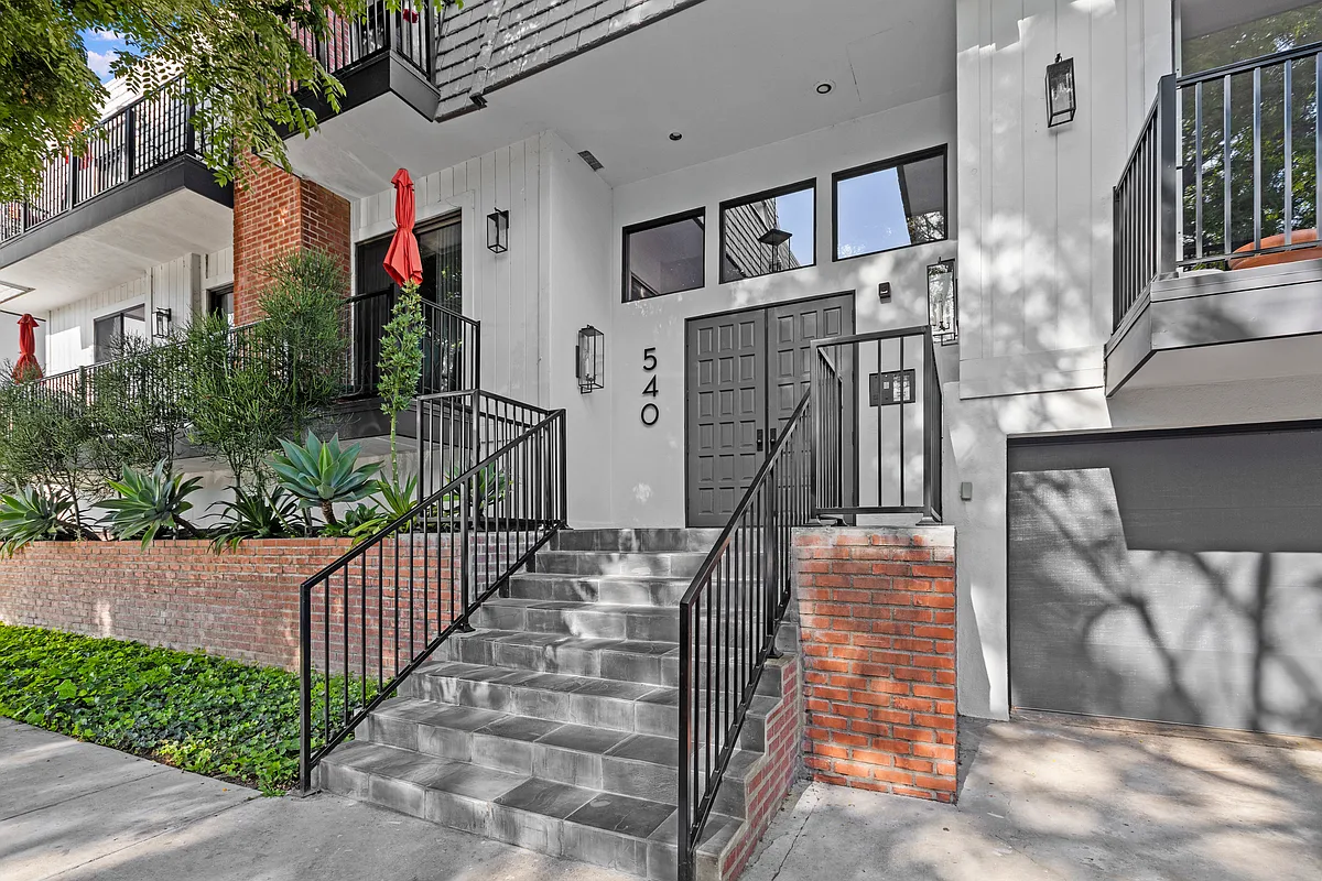 Building Photo - W Knoll Dr