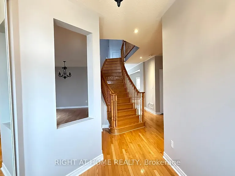 28 Laurentide Cres — Photo 2