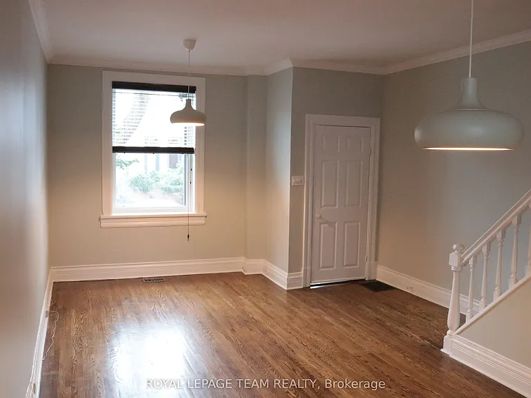 35 Ivy Cres — Photo 3