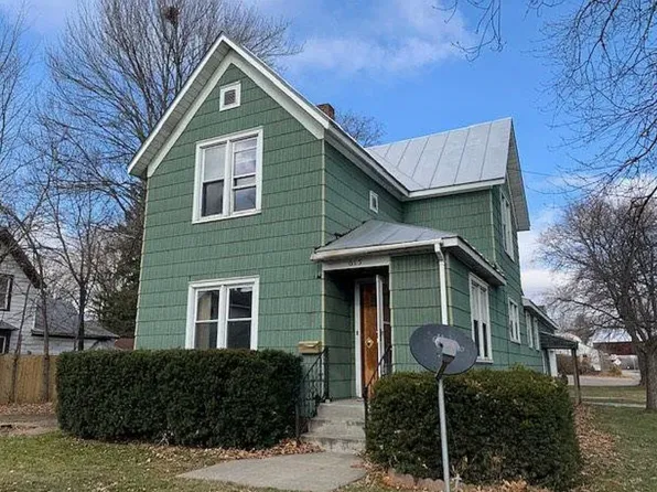 615 Mill St, Waupaca, WI 54981