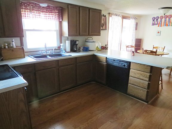 Kitchen w/Bar
