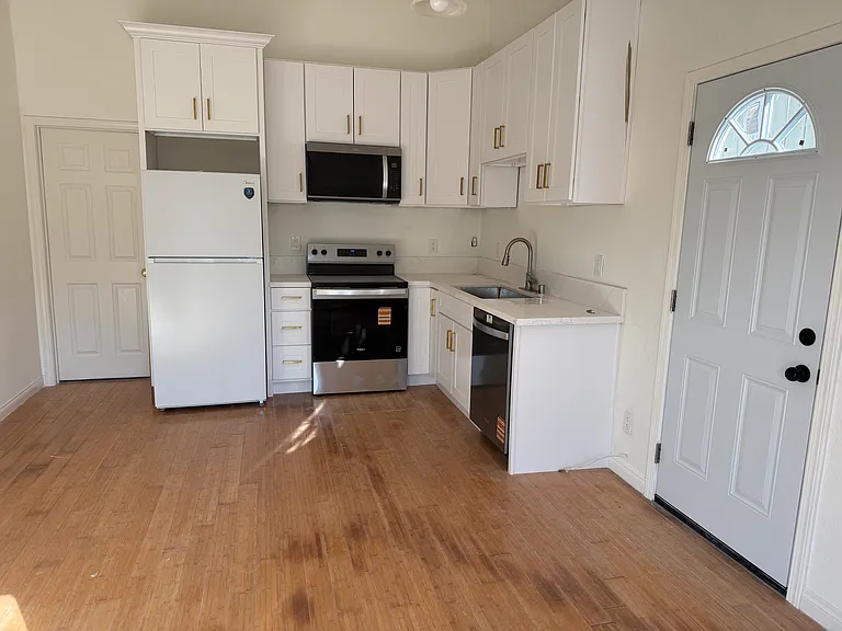 Hemlock Pl — Photo 2