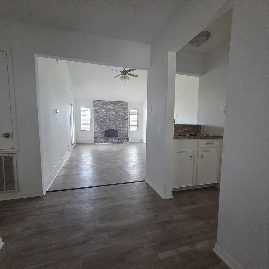 3 bed, 2.0 bath, 1466 sqft, $2,000 — Photo 3