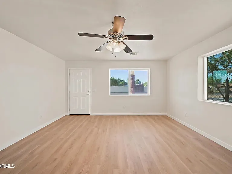3 bed, 3000 sqft, $2,285 — Photo 2