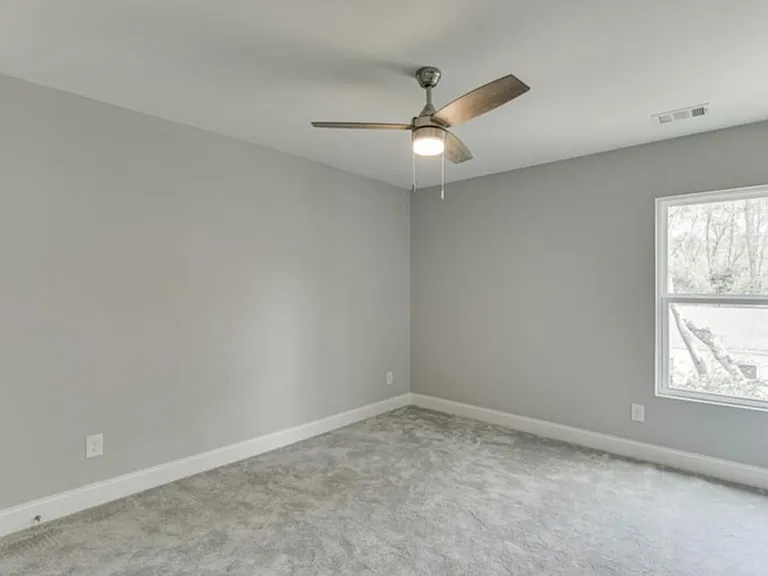 1641 E Broad St — Photo 28