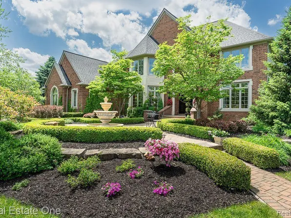 2628 Invitational Dr, Oakland, MI 48363