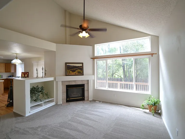 815 Riverview Ln — Photo 4