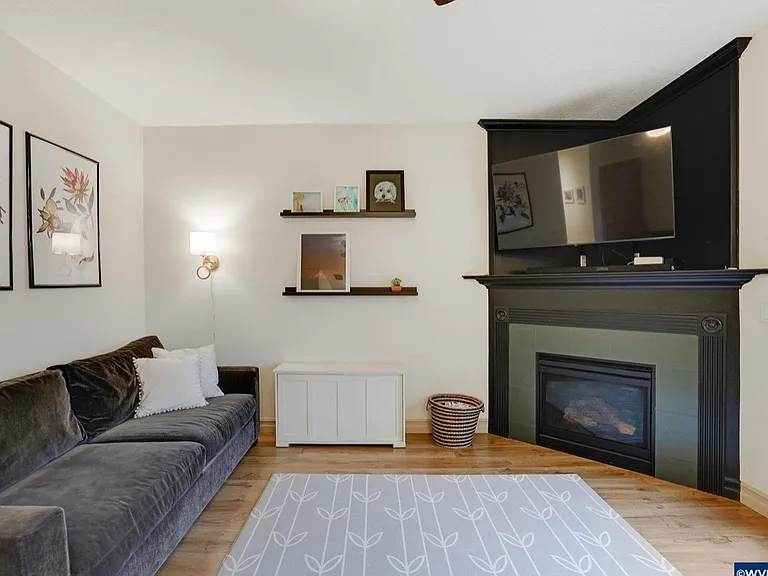 2078 SW Kendra St — Photo 3