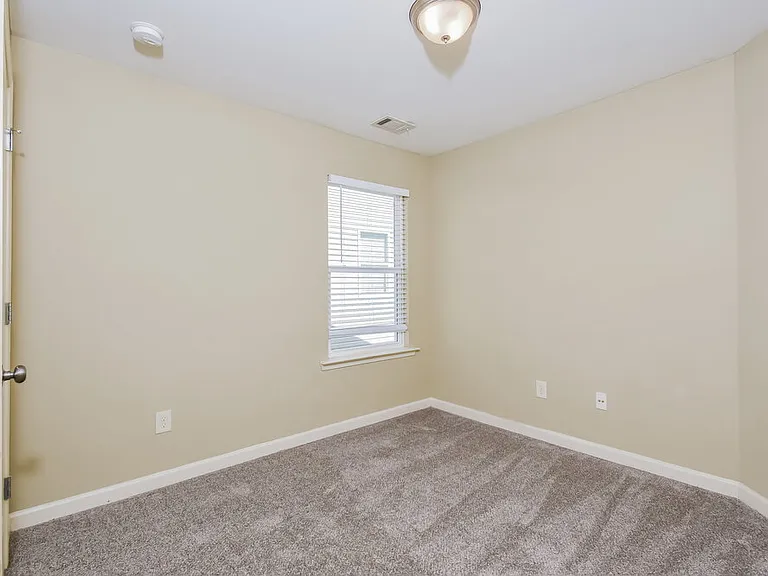 504 Hillcrest Cir — Photo 12
