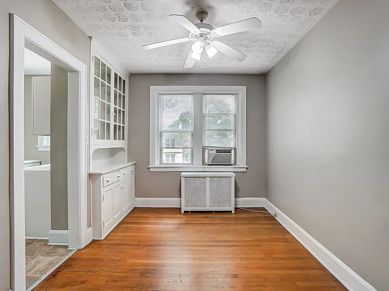 2560 Madison Rd #6 — Photo 5