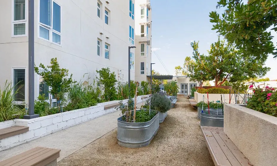 1 bed, 1.0 bath, $1,577 — Photo 3
