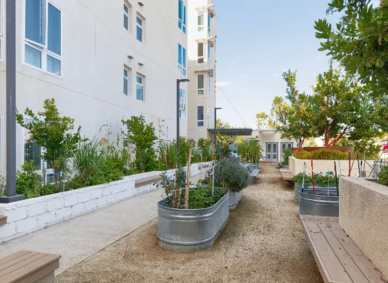 4320 44th St — Photo 3