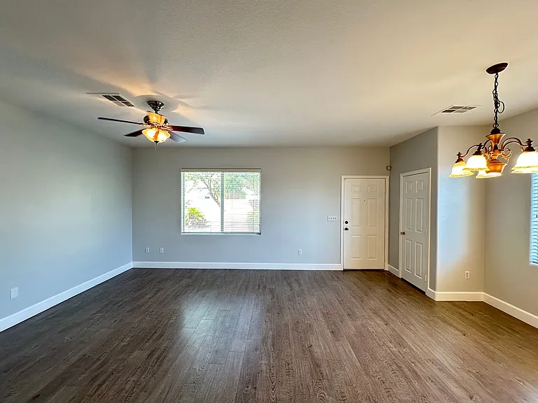241 Crystal Rose Ct — Photo 4