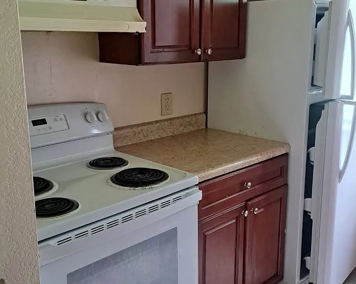 10 Manor Apartments #C2 — Photo 2