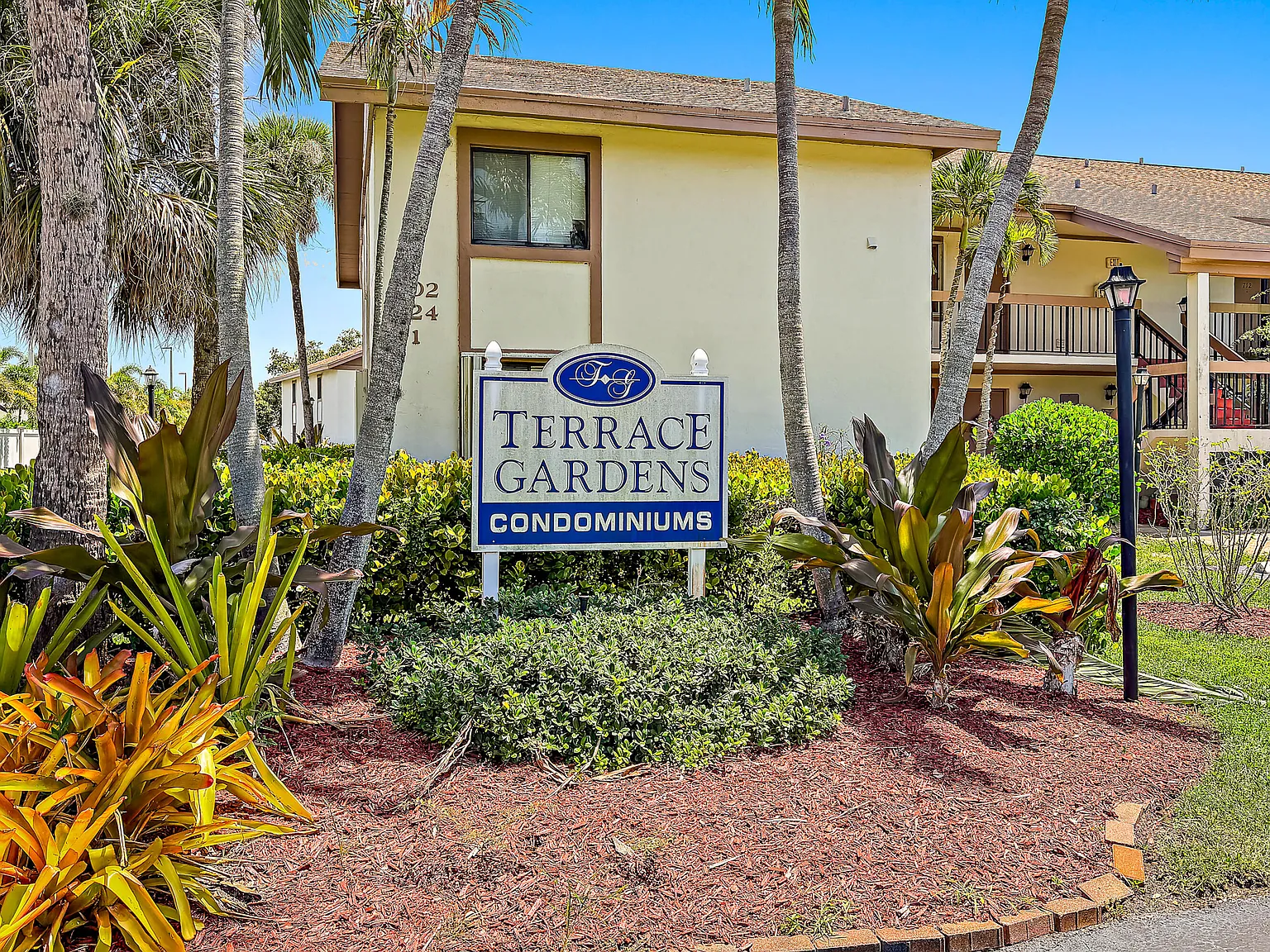 2 bed, 2.0 bath, 936 sqft, $1,895 — Photo 2
