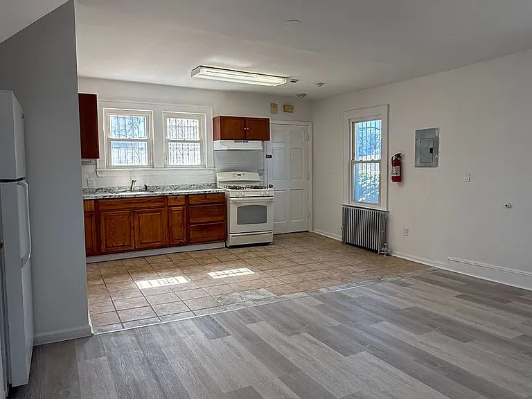 384 Glenwood Ave — Photo 8