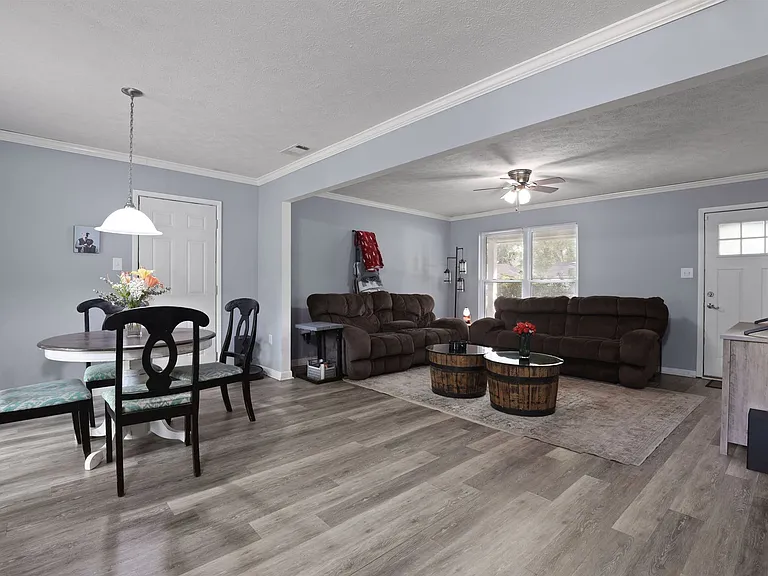 226 Larchmont Dr — Photo 14