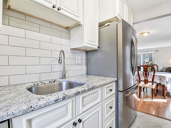 4th image of 120 Olde Colonial Dr APT 6