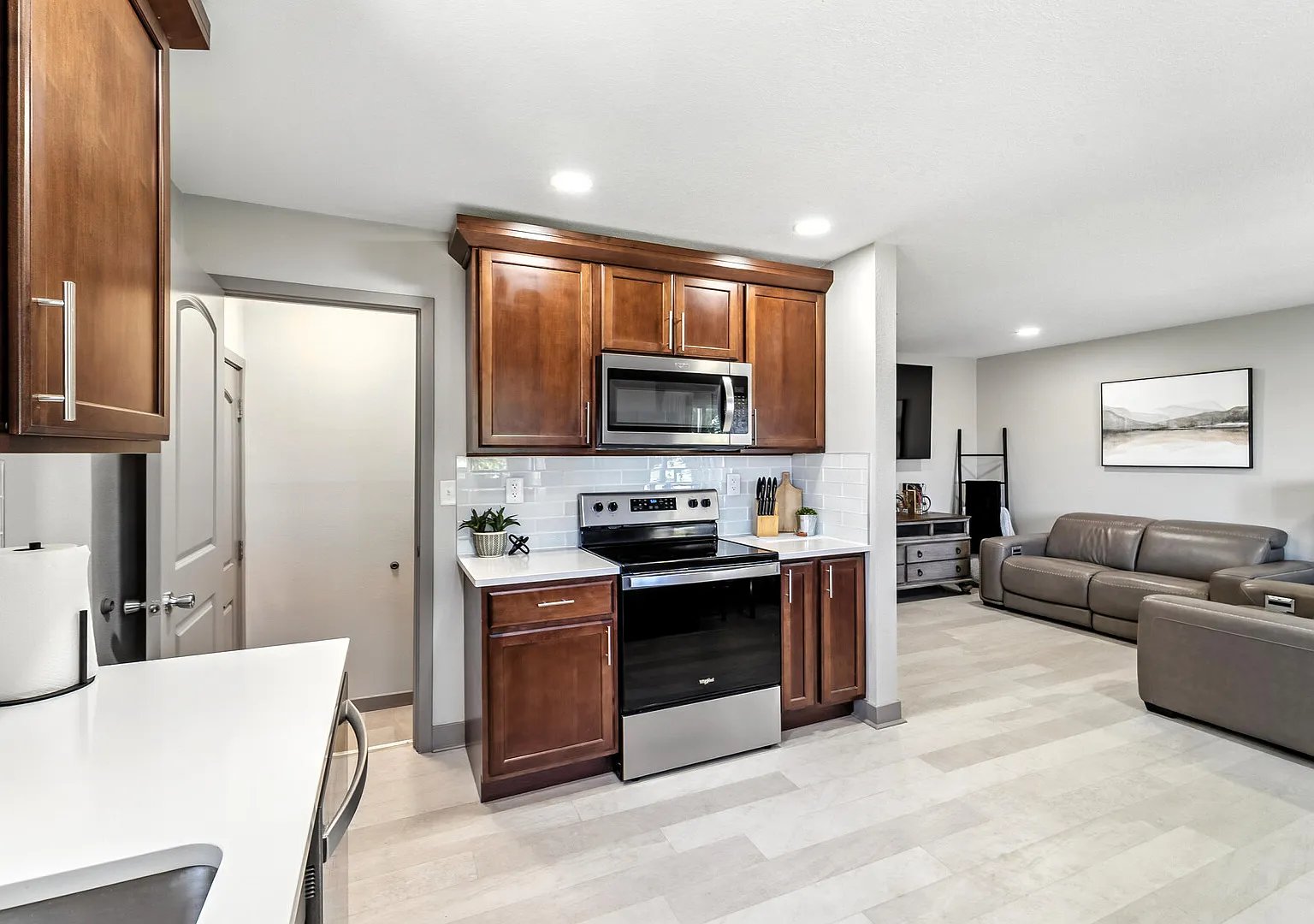 Modern, Cozy Living in Bright, Spacious 2BR / Perfect for Professional — Photo 4