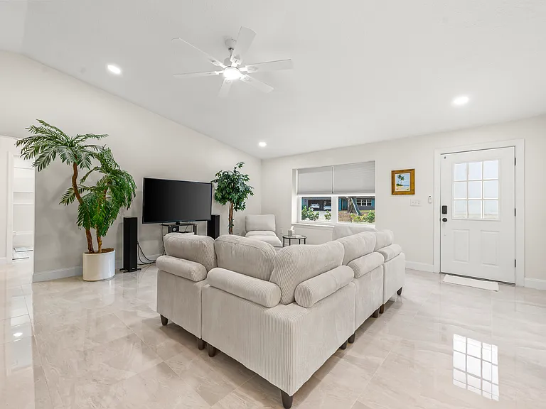 1260 Leslie Dr — Photo 14