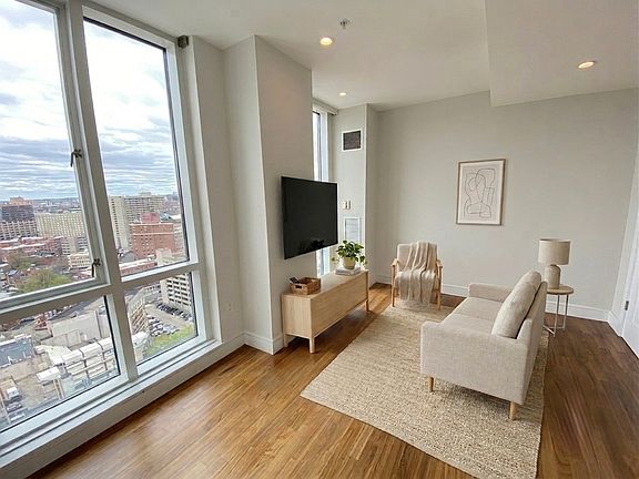 5th image of 1 Nassau St Unit 2209