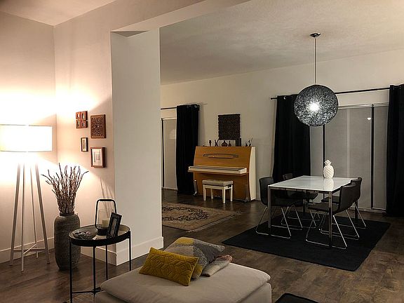 Foyer overlooking to bf area