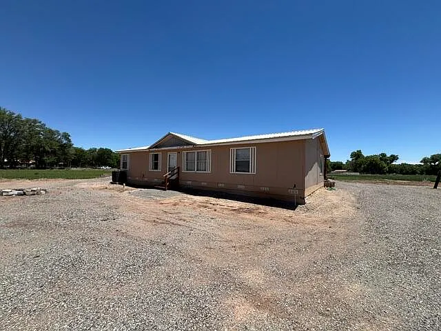 3 bed, 2.0 bath, 1200 sqft, $2,000 — Photo 2