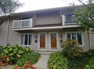 3233 W Lake Ave APT B, Glenview, IL 60026