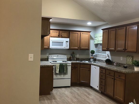 3rd image of 7704 Green Creek Ct