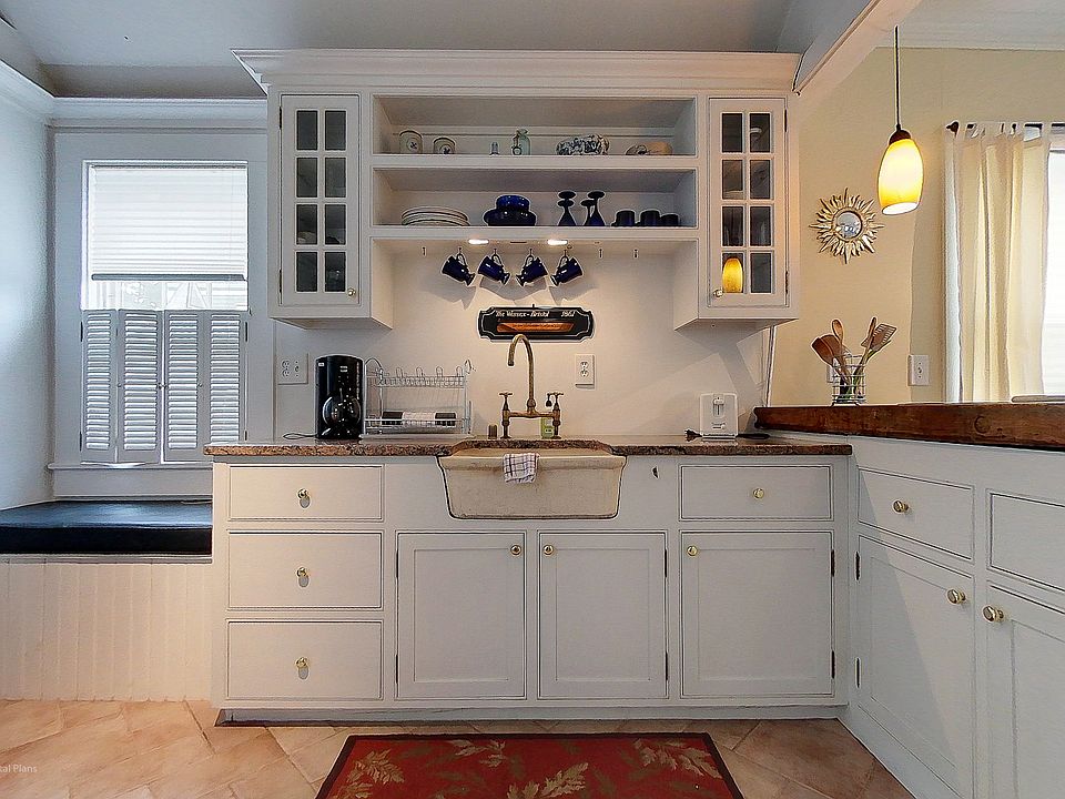 A lovely upgraded kitchen in this colonial rental!
Please note: NO Stove - but there is a hotplate, convection oven & microwave with a small refrigerator!
