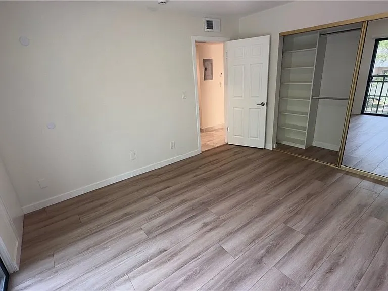 1211 N Columbus Ave — Photo 8