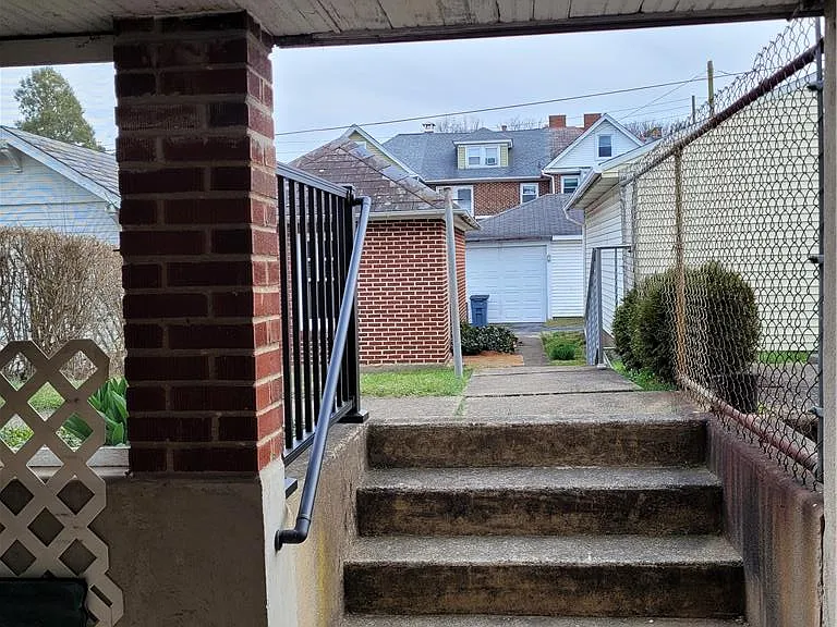 73 W Greenwich St — Photo 32