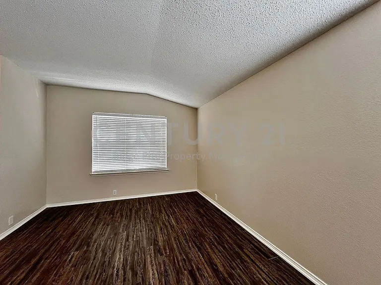 1901 Berkeley Dr — Photo 4