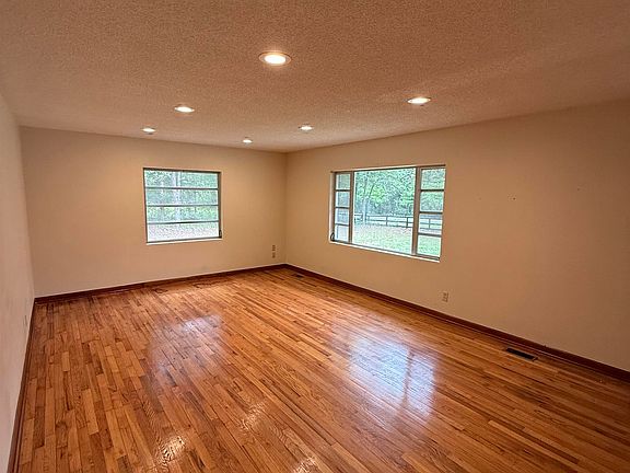2nd image of 5525 Springhill Rd