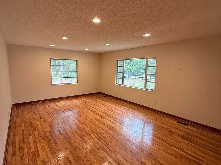5525 Springhill Rd — Photo 2
