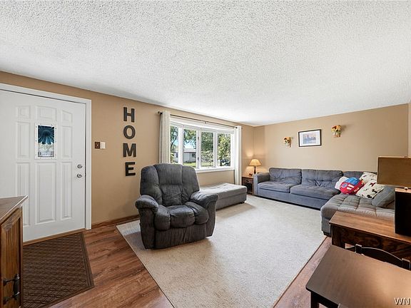 3rd image of 92 Sprucewood Dr