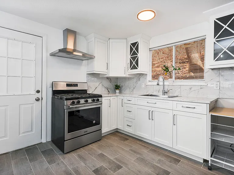 305 Mill Rock Rd — Photo 10