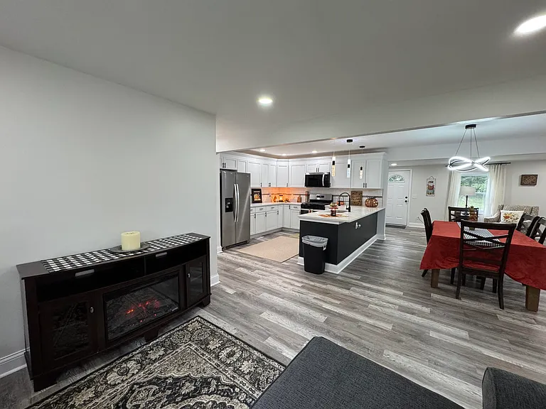 1427 Austin Ave — Photo 5