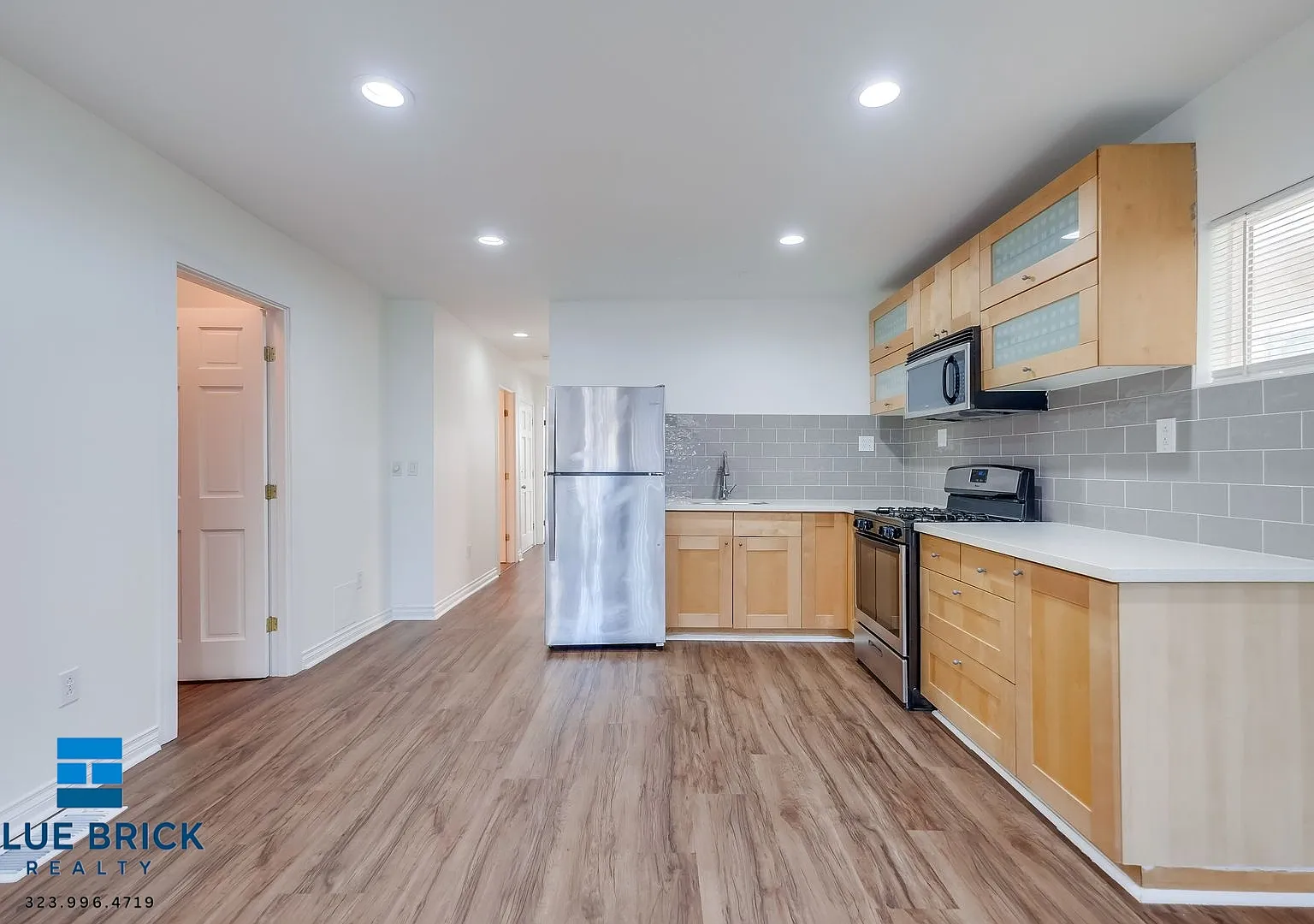 Stylish Hollywood Living | Spacious 2-Bedroom with Modern Finishes — Photo 2