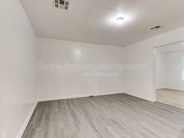2301 SW 24th St #2 — Photo 8