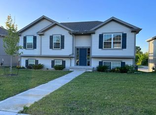 214 Ramblewood Dr, Raymore, MO 64083