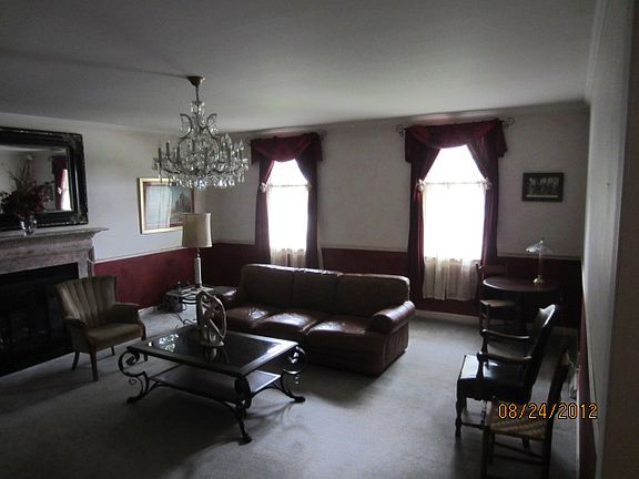 2nd image of 1213 Oaklawn Dr