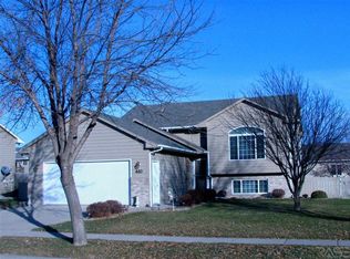 610 Perry Ln, Harrisburg, SD 57032